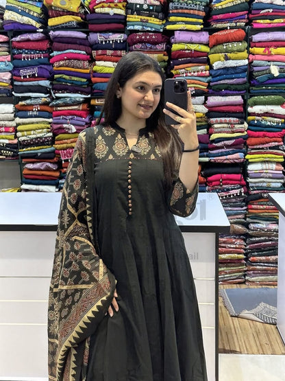 New anarkali kurta set with new style... parrten (DKGHR108)
