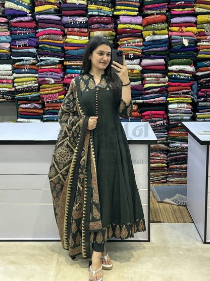 New anarkali kurta set with new style... parrten (DKGHR108)